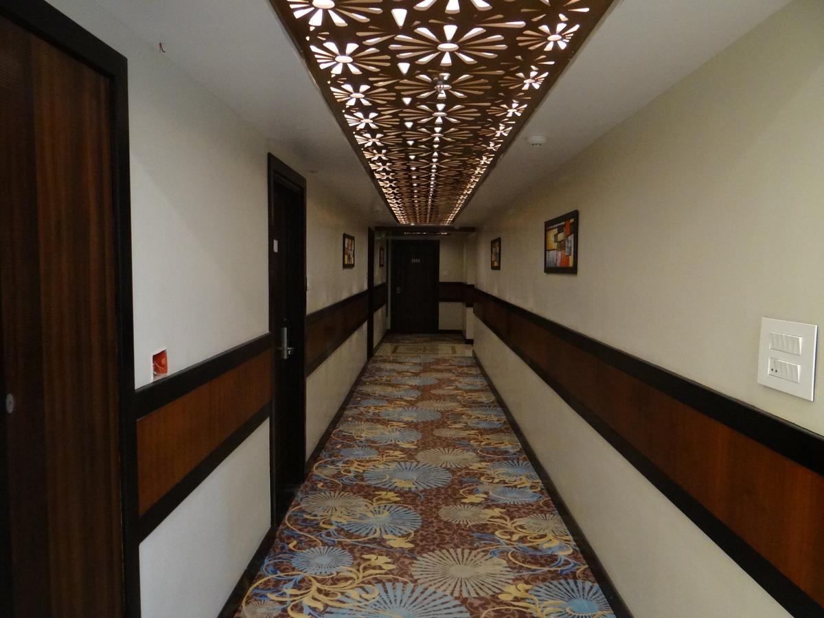 Hotel Tridev Varanasi Exterior foto