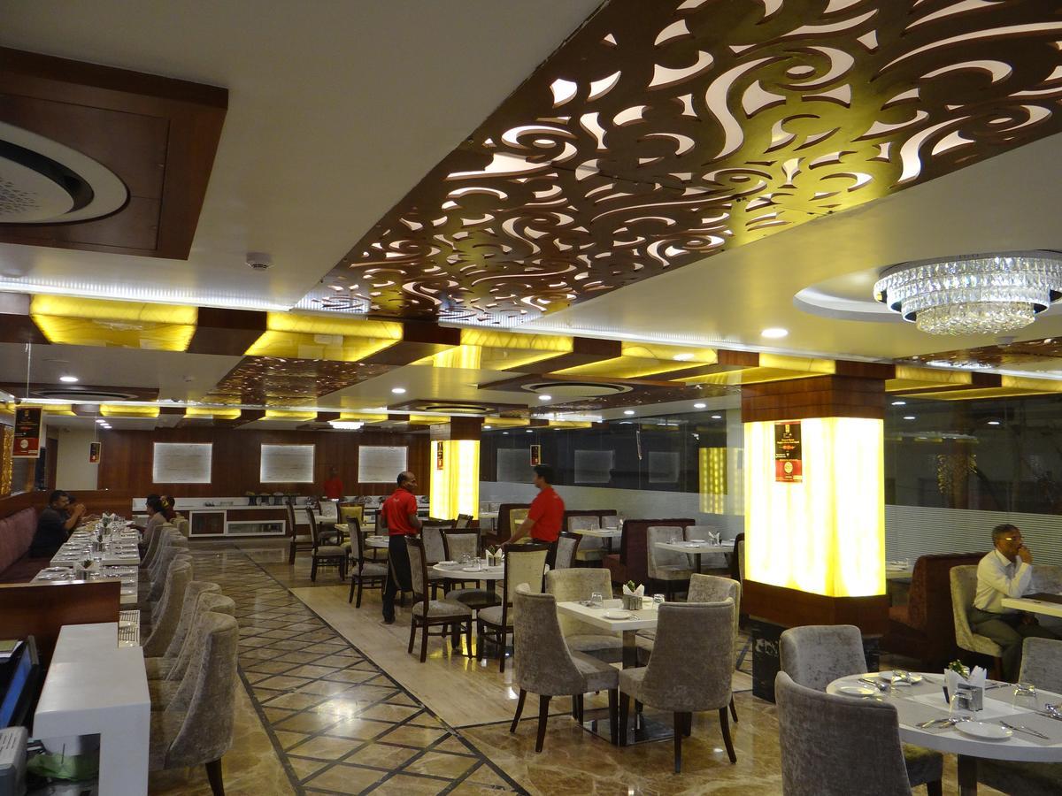 Hotel Tridev Varanasi Exterior foto