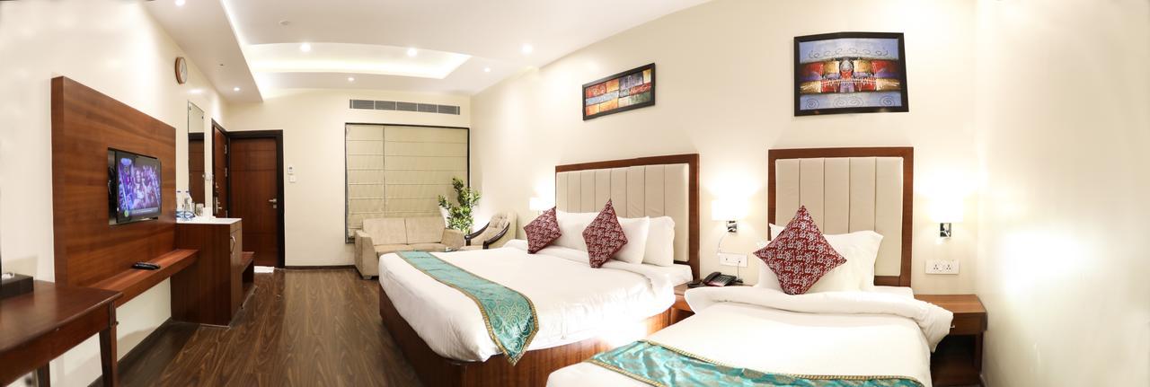 Hotel Tridev Varanasi Exterior foto